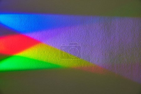 Foto de Espectro vibrante en pared texturizada en Fort Wayne - Una exhibición de la teoría del color en acción a través de un arco iris vívido refractada por una linterna. - Imagen libre de derechos