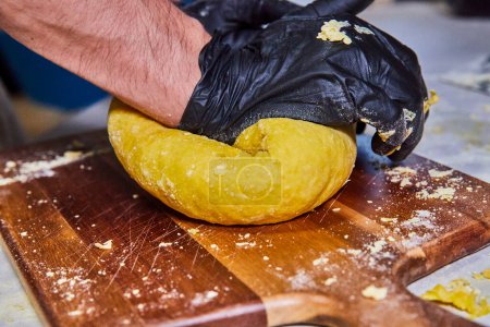 Téléchargez les photos : Préparation de pâtes artisanales dans une cuisine professionnelle à Fort Wayne, Indiana - Mains pétrissant de la pâte fraîche - en image libre de droit