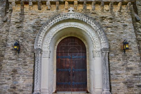 Porte majestueuse du Collège Bishop Simon Brute en Indiana, présentant des pierres complexes et des inscriptions chrétiennes, incarnant l'histoire et le symbolisme religieux.
