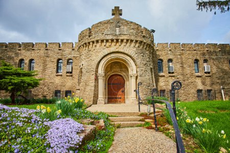 Am beeindruckenden Bishop Simon Brute College in Indianapolis erblüht der Frühling und präsentiert seine Architektur im mittelalterlichen Stil und sein christliches Erbe