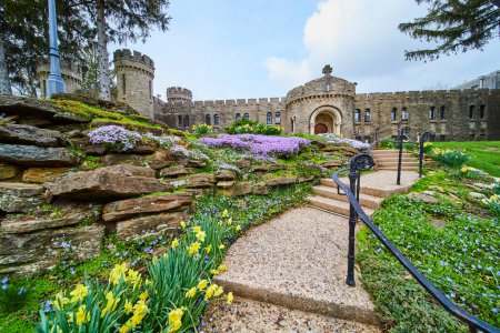 Floraison printanière à Bishop Simon Brute College à Indianapolis, mettant en valeur un château historique avec un jardin animé et une architecture médiévale.