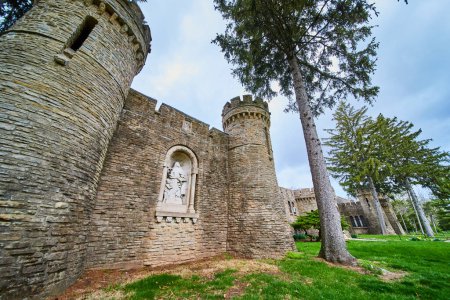 Majestätische mittelalterliche Burg am Bishop Simon Brute College, Indiana, mit robuster Architektur vor wolkenverhangenem Himmel