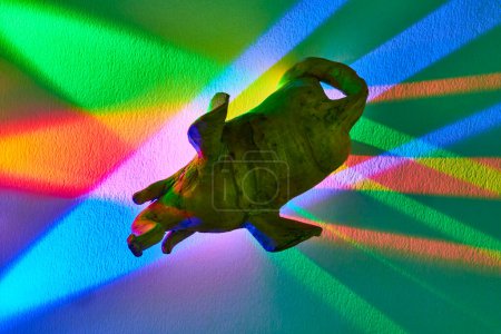 Vibrant Spectrum in Simplicity: Elefantenfigur wirft einen Regenbogenschatten in einer künstlerischen Ausstellung und erforscht die Farbentheorie in Fort Wayne, Indiana.