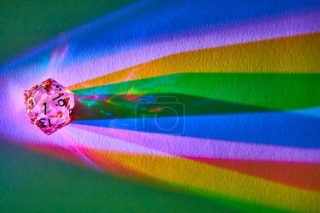 Dados de colores vibrantes lanzando un espectro de arco iris, simbolizando el azar y la diversidad en Fort Wayne, Indiana