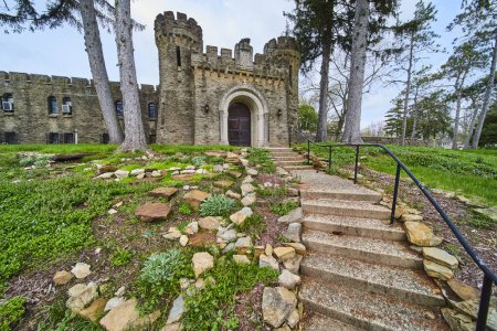 Majestic Medieval Castle am Bishop Simon Brute College, Indiana, präsentiert historische Architektur in einer ruhigen Frühlingskulisse