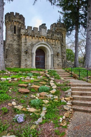 Vom Mittelalter inspirierte Burg am Bishop Simon Brute College, Indianapolis - Eine Mischung aus Geschichte, Architektur und natürlicher Schönheit im Frühling