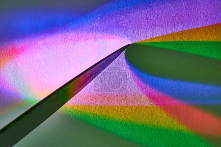 Foto de Precisión se une a la creatividad en esta vibrante exhibición de la teoría del color, con un cuchillo afilado y el espectro del arco iris en Fort Wayne, Indiana. - Imagen libre de derechos