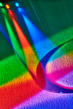 Spectre vibrant à travers le verre à Fort Wayne - Image macro abstraite mettant en valeur la théorie des couleurs et l'effet arc-en-ciel
