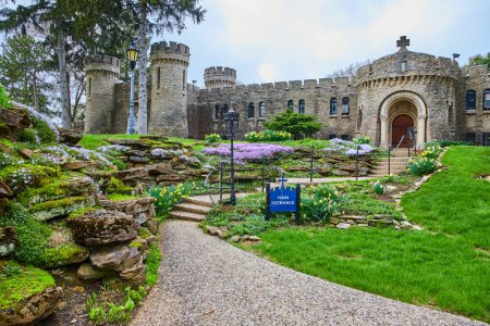 Spring at Bishop Simon Brute College, un vibrante seminario tipo castillo en Indianápolis, que invita a los huéspedes con sus exuberantes jardines y encanto medieval.