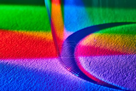 Lebendiges Regenbogen-Spektrum durch Weinglas, abstrakte Makroaufnahme bunter Lichtbrechung in Indiana