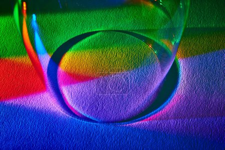 Téléchargez les photos : Vue macro de la réfraction lumineuse colorée à travers le verre à Fort Wayne, Indiana, présentant un spectre vibrant sur une surface texturée. - en image libre de droit
