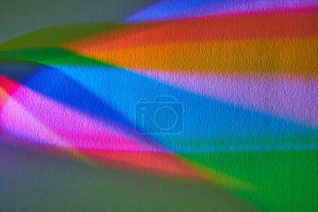 Spectre arc-en-ciel vibrant à Fort Wayne - Jeu de lumière abstrait avec lampe de poche sur surface texturée