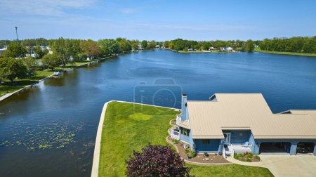 Téléchargez les photos : Vue aérienne d'une communauté paisible au bord du lac à Varsovie, Indiana, mettant en valeur une vie paisible et haut de gamme. - en image libre de droit