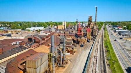 Foto de Vista aérea de un bullicioso complejo industrial en Varsovia, Indiana, mostrando una actividad robusta y vínculos logísticos vitales. - Imagen libre de derechos