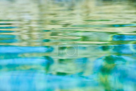 Téléchargez les photos : Réflexions sereines sur l'eau avec des couleurs ensoleillées à Fort Wayne, parfaites pour des thèmes tranquilles et artistiques. - en image libre de droit