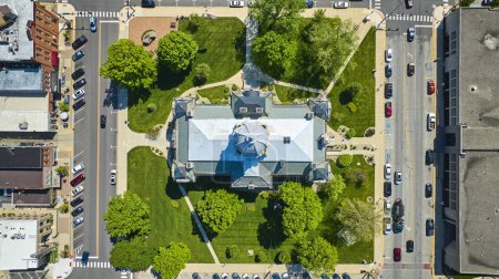 Foto de Vista aérea del Palacio de Justicia del Condado de Kosciusko, Indiana, mostrando su arquitectura neogótica y sus exuberantes alrededores. - Imagen libre de derechos