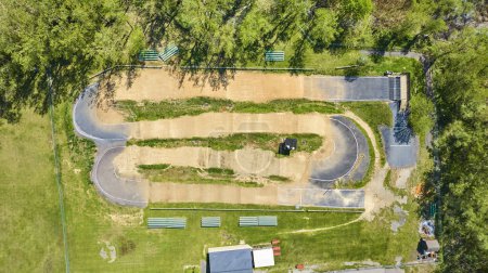 Vista aérea de un vibrante parque en Varsovia, Indiana, con una serpentina pista BMX y exuberantes espacios verdes.
