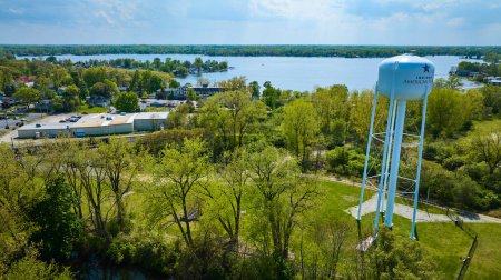 Téléchargez les photos : Vue aérienne du château d'eau américain de l'Indiana, entouré d'une végétation luxuriante et d'une communauté lacustre animée. - en image libre de droit