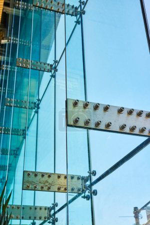 Elegancia arquitectónica moderna en el Grand Wayne Convention Center, Indiana, mostrando el diseño de vidrio y acero contra un cielo azul claro.