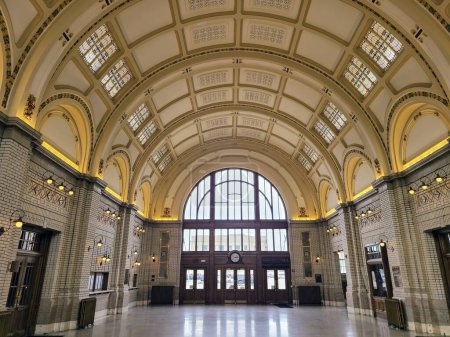 Foto de Histórico interior de la estación de tren de Fort Wayne con arquitectura clásica y vidrieras. - Imagen libre de derechos
