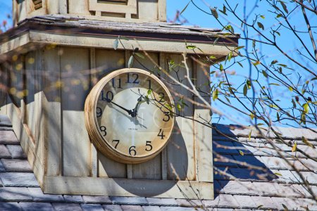 Horloge ornée sur tour en pierre, ciel bleu vif en toile de fond, début du printemps à Fort Wayne, Indiana.