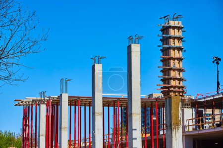 Foto de Rising construction site in Fort Wayne, showcasing modern urban development under a clear blue sky. - Imagen libre de derechos