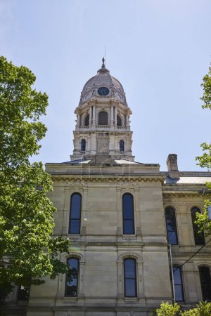 Majestueux palais de justice du comté de Kosciusko sous un ciel bleu clair, symbolisant la justice et l'histoire à Varsovie, Indiana.