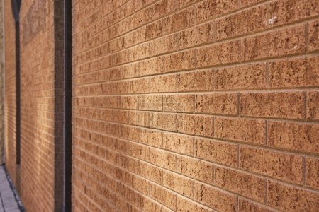 Gros plan d'un mur de briques texturées au centre-ville de Fort Wayne, Indiana, mettant en valeur les détails architecturaux et l'artisanat.