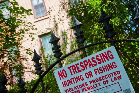 Kein Trespassing-Schild an einem verzierten Tor in einem historischen Fort Wayne-Viertel, das Privatsphäre und rechtliche Grenzen betont.
