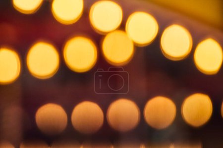 Las luces bokeh doradas crean un ambiente de ensueño, perfecto para temas festivos o acogedores, capturado en Fort Wayne.