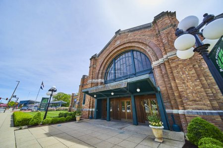 Téléchargez les photos : Historic Baker Street Station à Fort Wayne, Indiana, mettant en valeur l'architecture du début du XXe siècle et la vie urbaine animée. - en image libre de droit