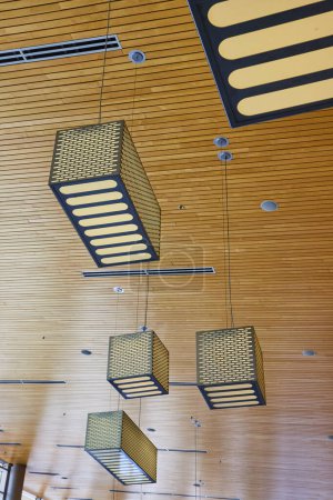 Modernes Interieur mit geometrischen Leuchten im Grand Wayne Convention Center, Fort Wayne.