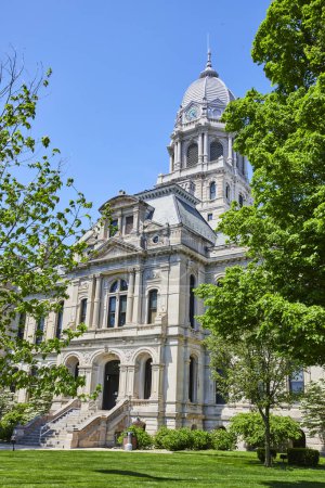Téléchargez les photos : Stately Kosciusko County Courthouse à Varsovie, Indiana, mettant en valeur l'architecture classique et la verdure luxuriante. - en image libre de droit