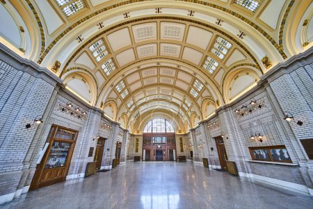 Téléchargez les photos : Élégant intérieur Baker Street Station avec architecture classique et lumière naturelle, Fort Wayne. - en image libre de droit