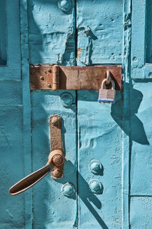 Vivid blue, puerta envejecida con cerraduras viejas y nuevas en Fort Wayne, simbolizando la seguridad duradera y la historia.