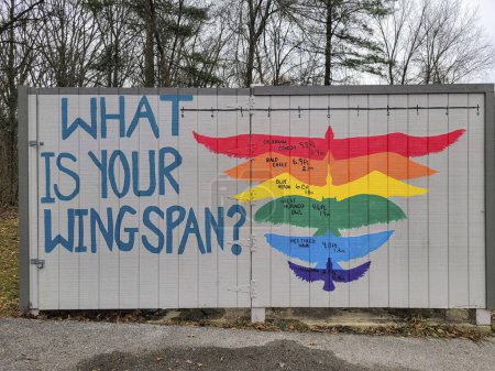 Foto de Interactive bird wingspan mural in Fort Wayne invites viewers to measure up against vibrant, educational art. - Imagen libre de derechos