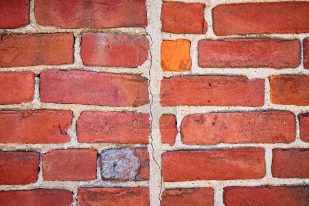 Téléchargez les photos : Gros plan d'un mur de briques altérées à Fort Wayne, présentant des textures variées et une brique orange remarquable. - en image libre de droit