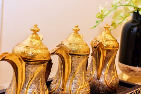 Téléchargez les photos : Cafetière culturelle (dalla) ensemble de trois luxe doré métallique caféine arabe thé traditionnel qahwa pot musulman ustensile d'hospitalité - en image libre de droit