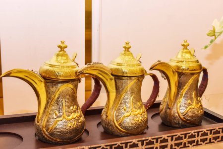 Téléchargez les photos : Cafetière culturelle (dalla) ensemble de trois luxe doré métallique caféine arabe thé traditionnel qahwa pot musulman ustensile d'hospitalité - en image libre de droit