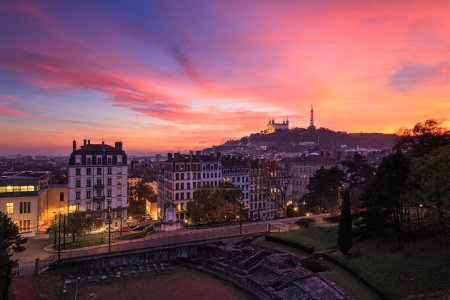 Téléchargez les photos : Crépuscule coloré sur le Vieux Lyon et la basilique Notre-Dame de Fourvière. Lyon, France. - en image libre de droit