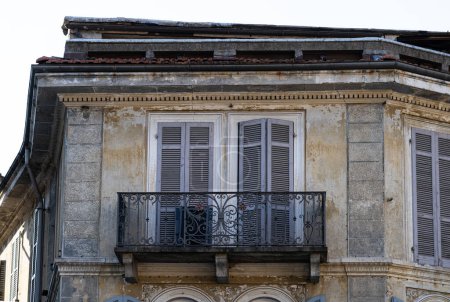 Téléchargez les photos : Balcon et façade d'un ancien bâtiment dans le centre-ville de Domodossola, Italie. - en image libre de droit