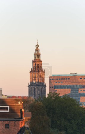 Das Gebäude der Martinitoren und des Forums an einem klaren Morgen in der historischen Innenstadt von Groningen.