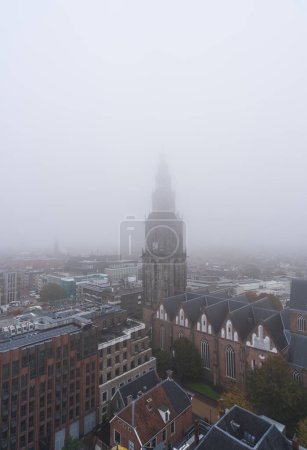 Die Martinitoren an einem nebligen Morgen in der historischen Innenstadt von Groningen.