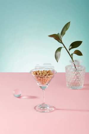 Téléchargez les photos : Beaucoup de soja sont contenus dans un verre à cocktail, décoré avec une casserole de feuilles vertes. Le lait de soja contient beaucoup d'antioxydants - en image libre de droit