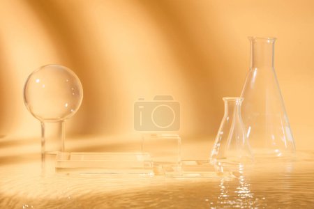Foto de Concepto de investigación de laboratorio con forma geométrica podios y algunos artículos de vidrio dispuestos. Investigación y desarrollo de laboratorios cosméticos - Imagen libre de derechos