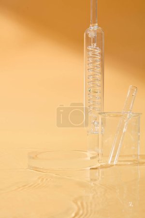 Foto de Vidrio de laboratorio decorado con un podio transparente con espacio vacío. Concepto de investigación y desarrollo del laboratorio científico - Imagen libre de derechos