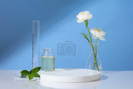 Foto de Sobre fondo azul, un podio vacío y algunos cristalería de laboratorio están dispuestos. Pedestal mínimo para la belleza, presentación de productos cosméticos - Imagen libre de derechos
