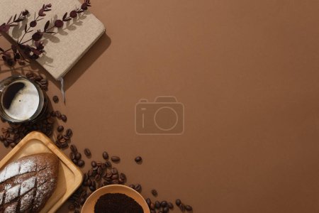 Téléchargez les photos : Arrière-plan créatif pour la publicité et le produit de marque avec café. Sur un fond brun, tasse de café en verre, pain et poudre de café décoré sur le coin gauche. Espace pour le design - en image libre de droit