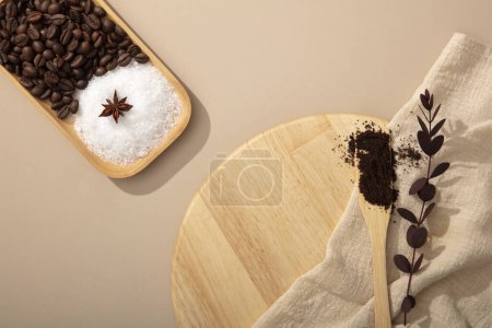 Foto de Vista superior de granos de café y polvo de café decorado sobre fondo beige con bandejas de madera y tela beige. Espacio para diseño. Concepto de producto orgánico para el cuidado del cuerpo - Imagen libre de derechos