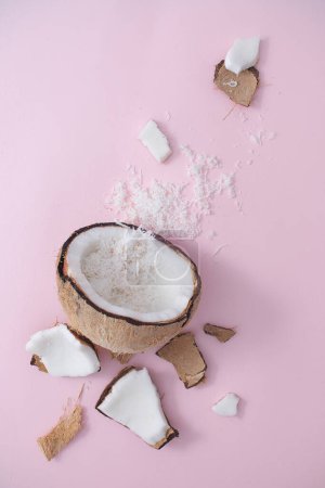 Foto de Vista superior de cocos orgánicos frescos se muestran en un fondo pastel. El agua de coco es rica en antioxidantes que ayudan a eliminar los radicales libres que dañan la piel. Mockup para publicidad cosmética. - Imagen libre de derechos
